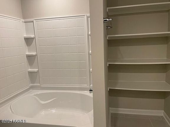 4th image of 1600 Highland Dr
