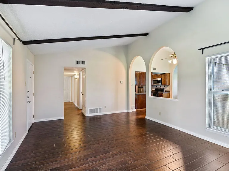 3013 Queens Way — Photo 7