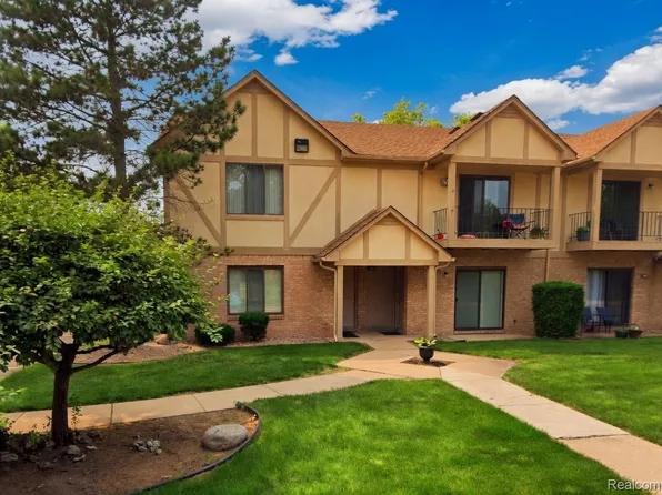 38513 Wellington Dr, Clinton Township, MI 48036