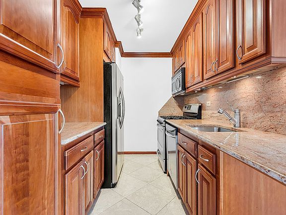 5th image of 301 E 79th St APT 20N
