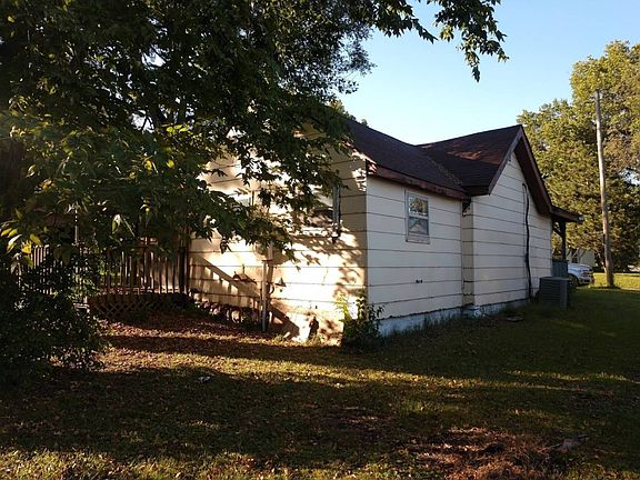 4th image of 800 E 19th St