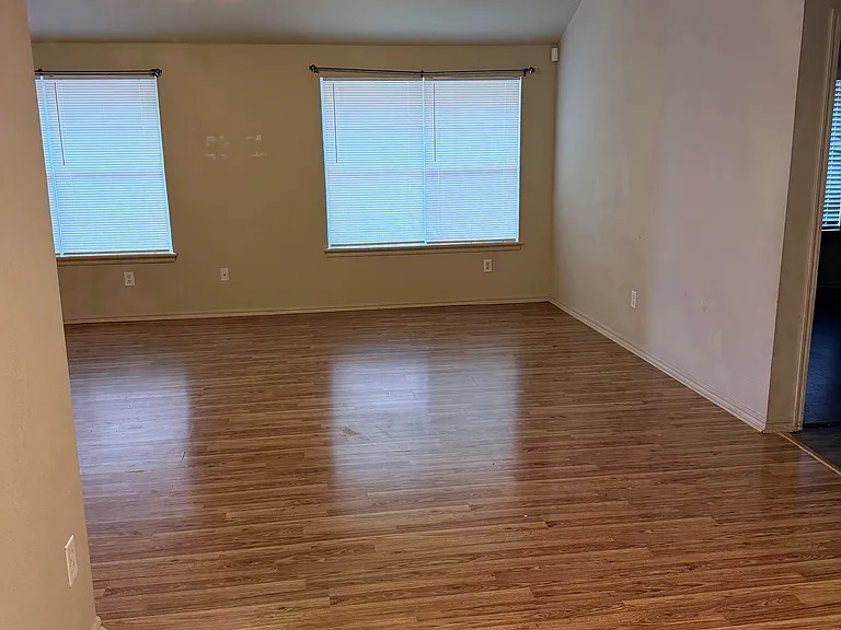 11224 Queen Anne Ave — Photo 2