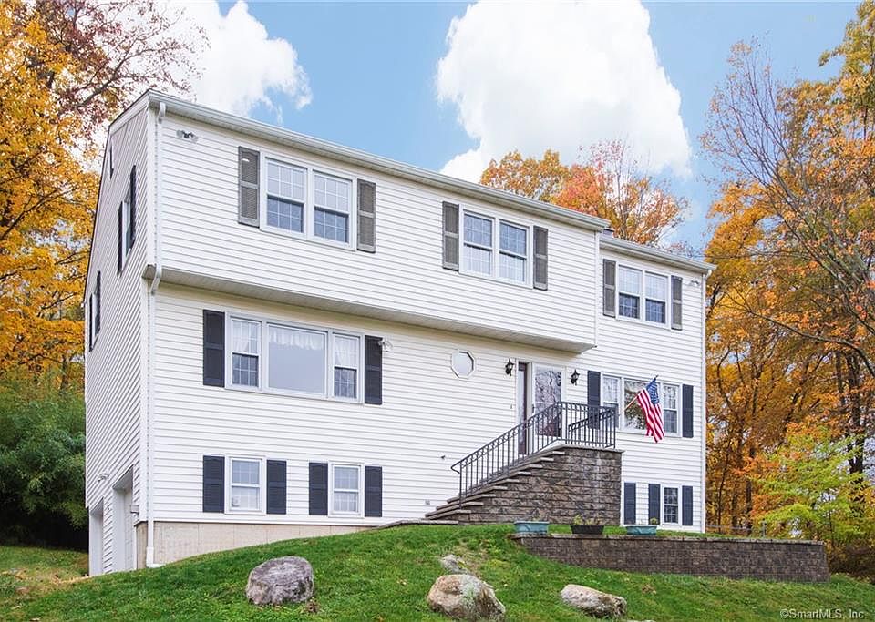 1st image of 7 Carriage House Dr