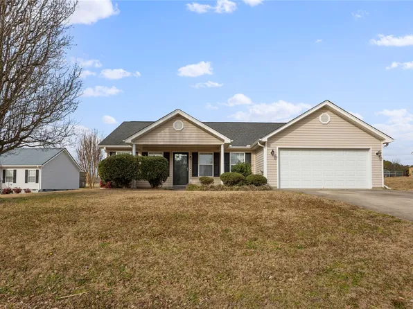 106 Chicoma Dr, Townville, SC 29689