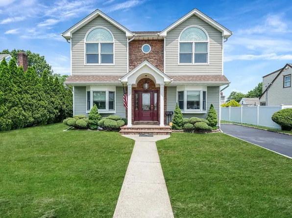 8 Bryant Street, Bethpage, NY 11714