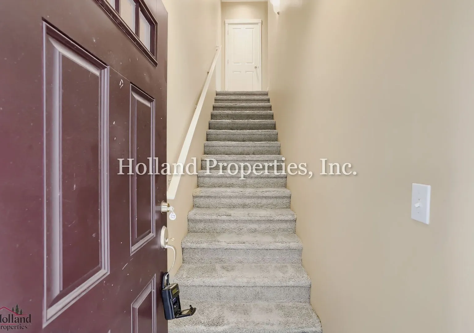 Comfortable 3BR Hillsboro Home with Family Room & Garage — Photo 4