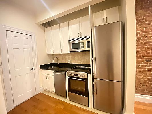 3rd image of 421 W 56th St #1Z