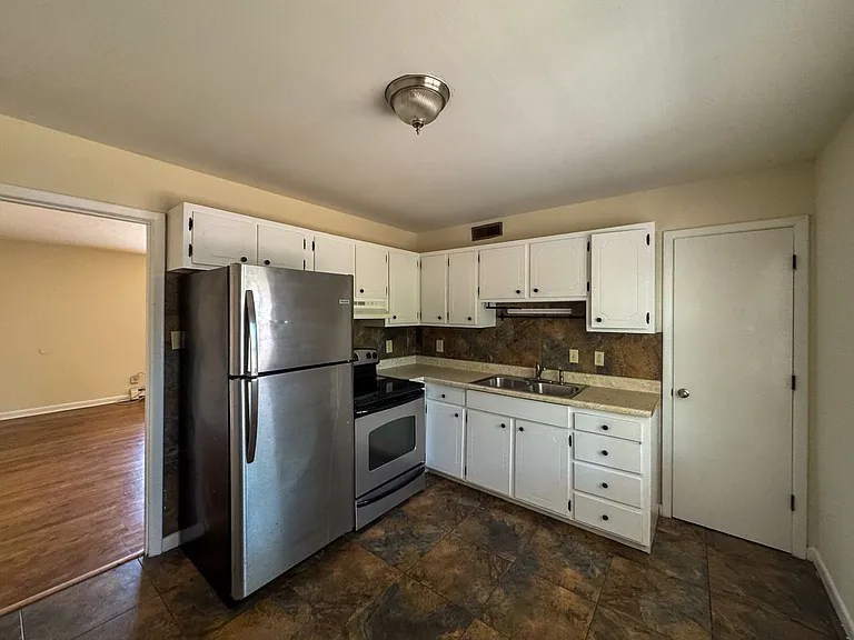 1110 W Rowan St #1 — Photo 5