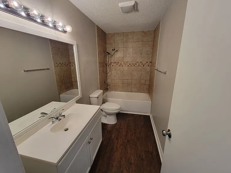 1900 Kelly Dr — Photo 2