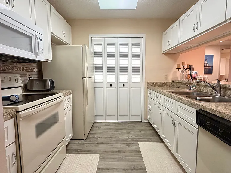 Lovely kitchen w/ pantry & upgraded cabinets & vinyl plank floorings!