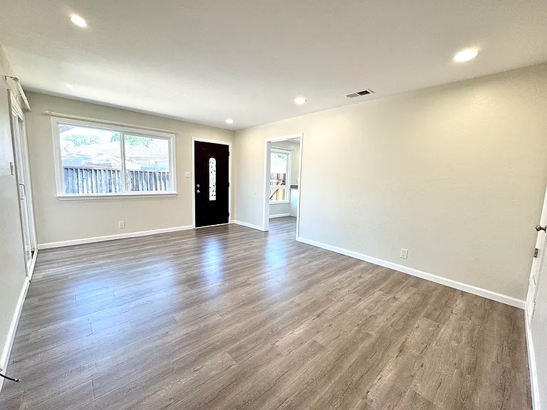 908 Live Oak Dr — Photo 8