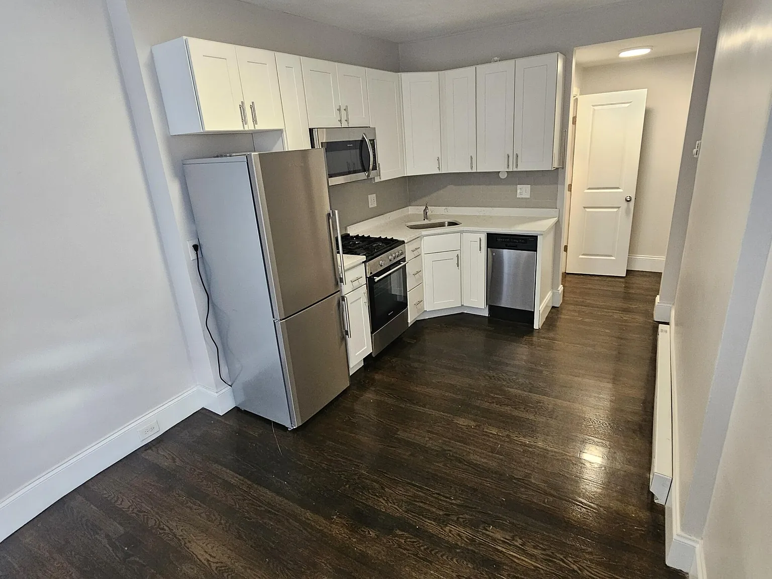 3 bed, 750 sqft, $5,450 — Photo 3