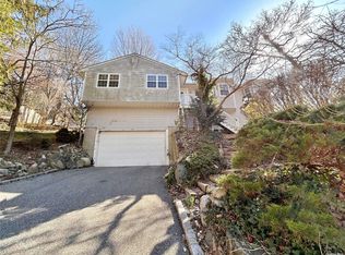 19 Northwood Cir, Halesite, NY 11743