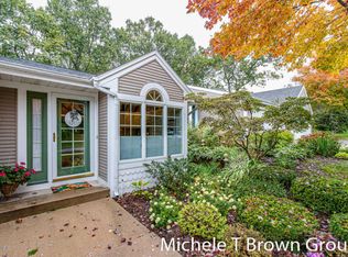 4245 Valleyside Dr NE, Grand Rapids, MI 49525