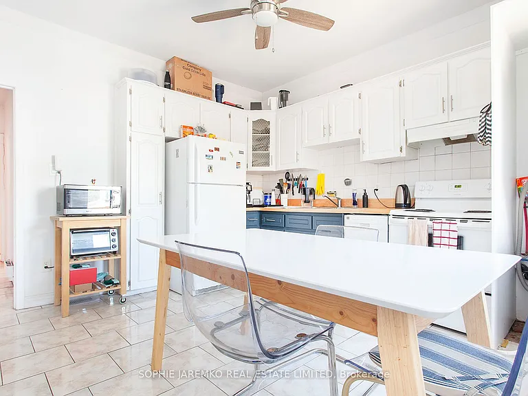 2102A Dundas St W — Photo 15