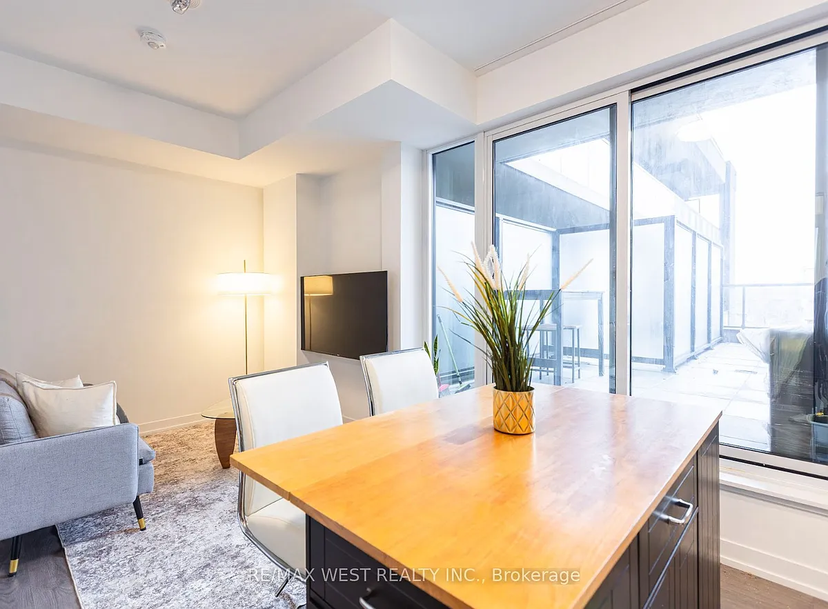 Building Photo - 270 Dufferin St #313