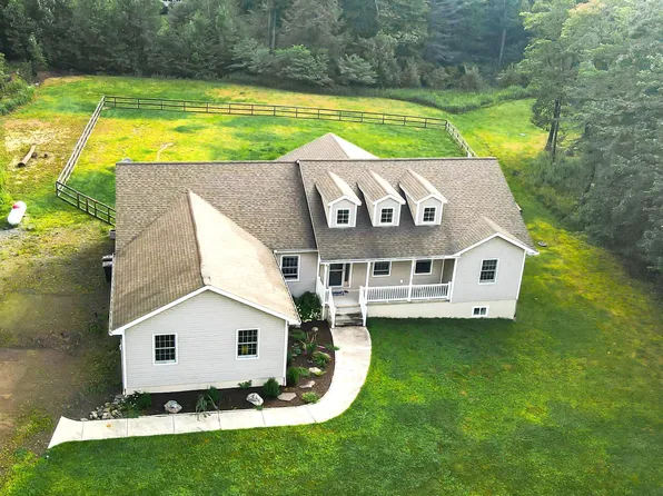 27 Oak Ln, Waymart, PA 18472