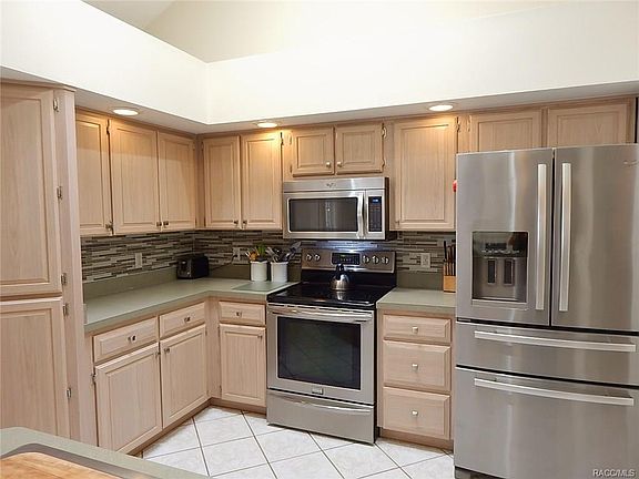 4th image of 749 W Massachusetts St