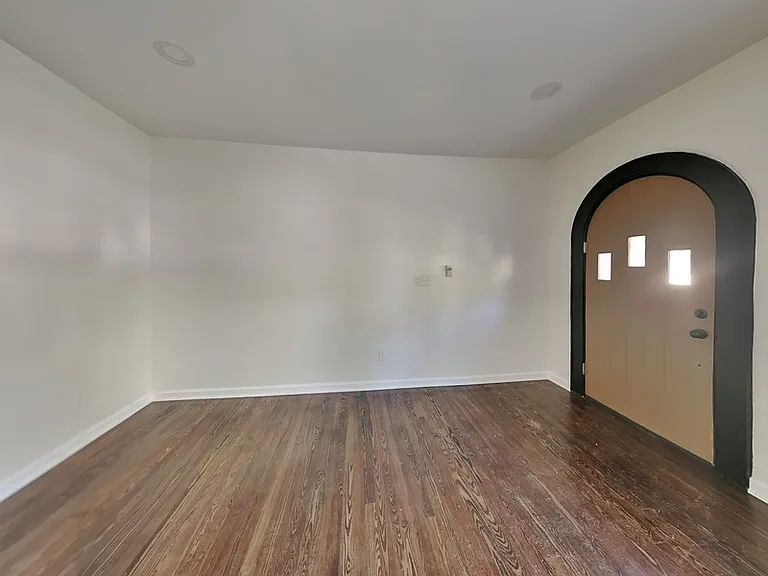 499 Woodlawn Ave NW — Photo 3