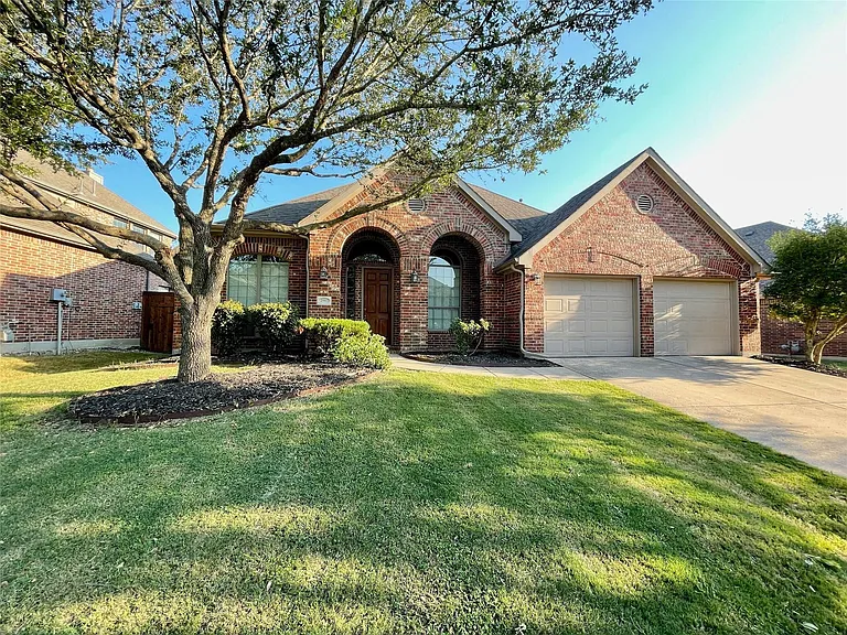 2902 Madison Dr — Photo 1