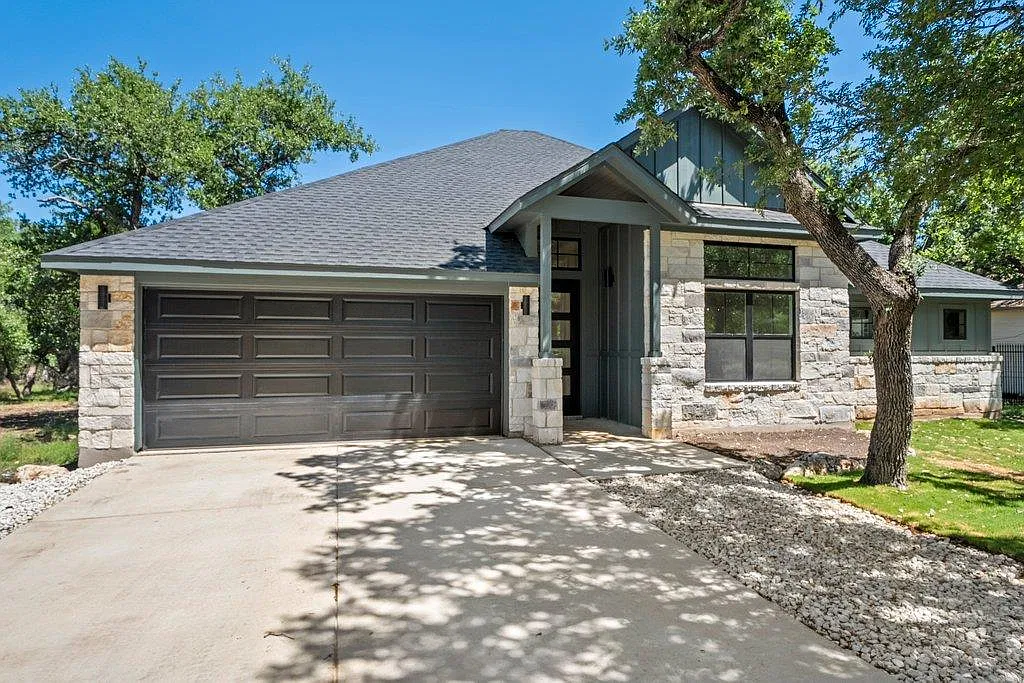 3 bed, 2.0 bath, 2093 sqft, $3,200 — Photo 1