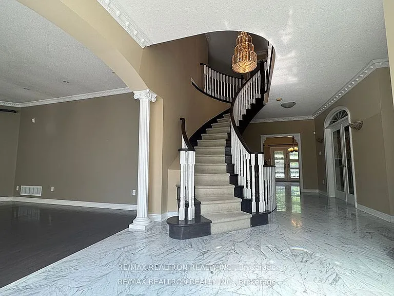 21 Goldring Cres — Photo 4
