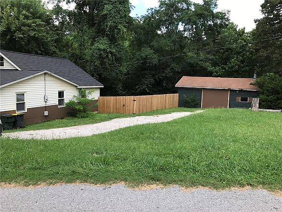 2nd image of 601 E Hilltop Dr