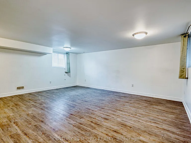724 Adelaide St N #LOWER — Photo 8