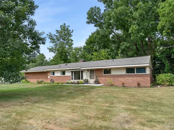5336 W Briarcliff Knoll Dr, West Bloomfield, MI 48322