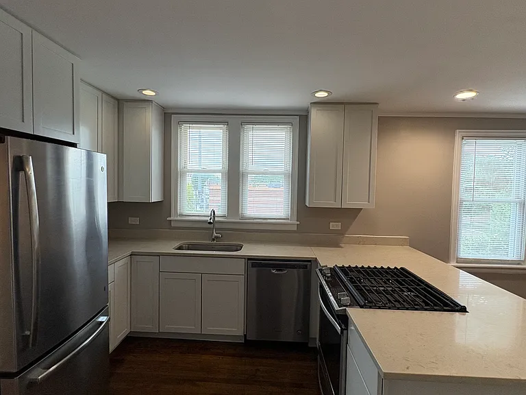 6717 N Oxford Ave #2 — Photo 2