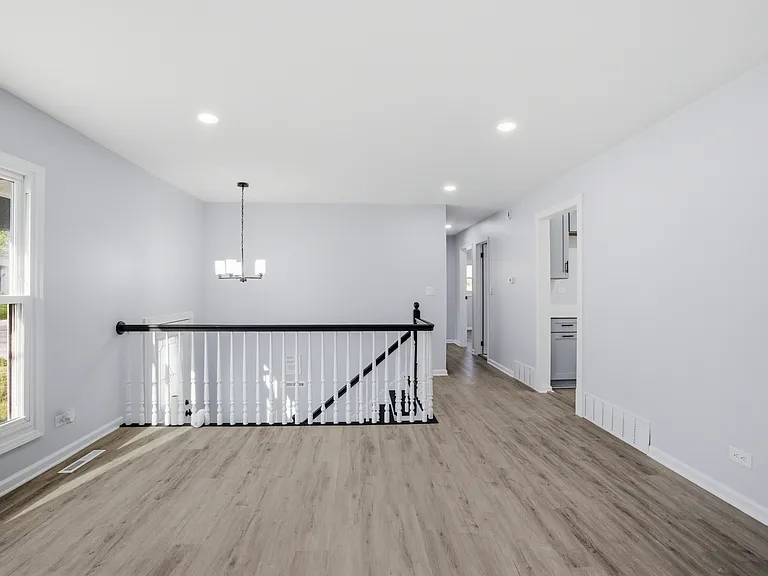 915 Mayfield Dr — Photo 6