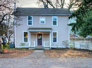 436 N 1st Ave, Gold Hill, OR 97525