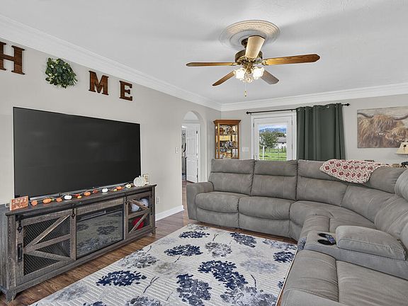 3rd image of 637 Violet Ln