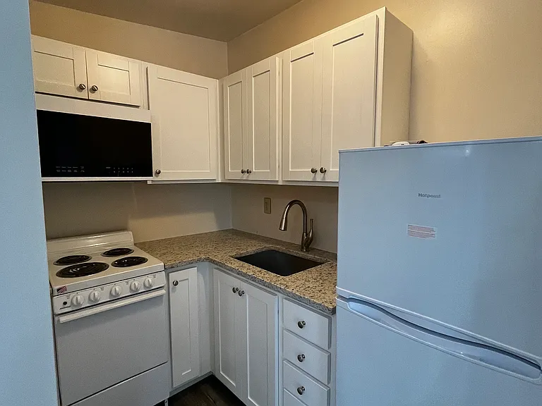 229-235 E Main St — Photo 2