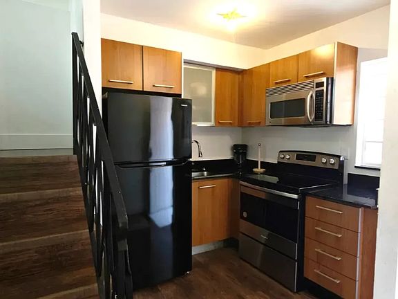 4th image of 421 NE 68th St APT 10