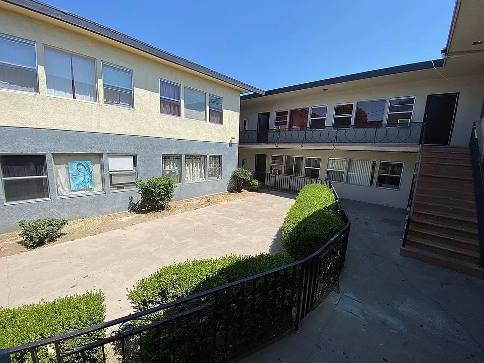 4th Street Apartments...Gorgeous Newly Remodeled Apartments...Great Location! CALL NOW!