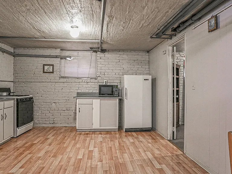 East Evans Apartments — Photo 14