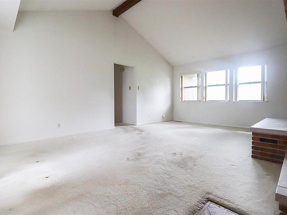 3rd image of 12215 Blackhall Dr