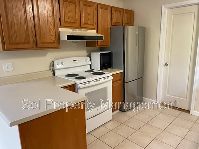 175 S Redwood Dr — Photo 9