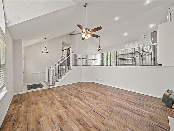 3rd image of 245 NE Chateau Dr