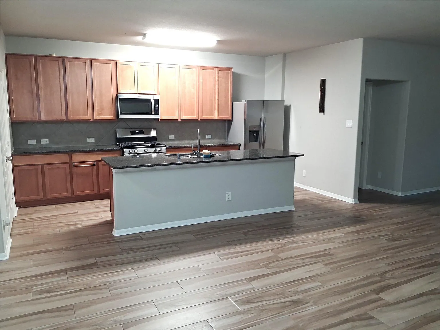 4 bed, 2.0 bath, 1872 sqft, $2,000 — Photo 3