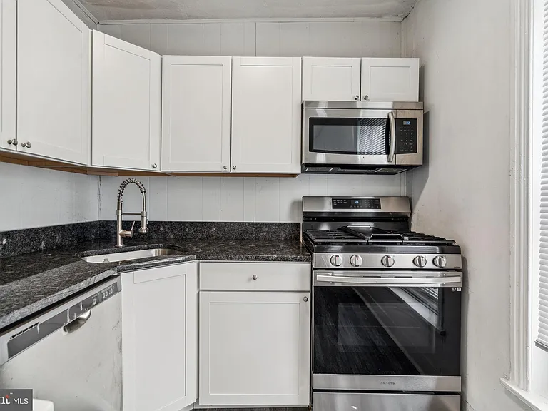 270 Dupont St #2 — Photo 4