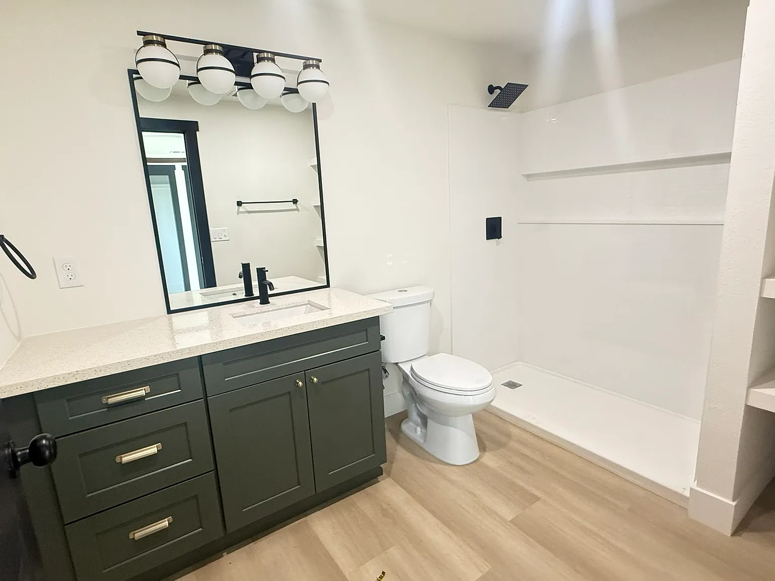 2 bed, 927 sqft, $1,950 — Photo 2