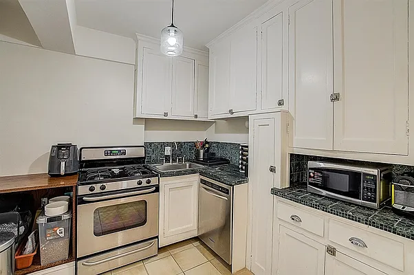 Sold by Redfin Real Estate | media 10