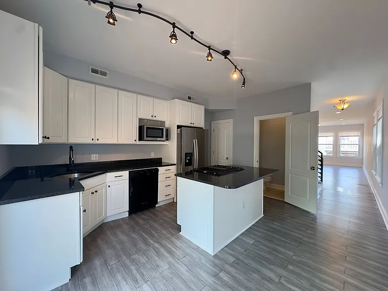 701 S Rose St — Photo 12
