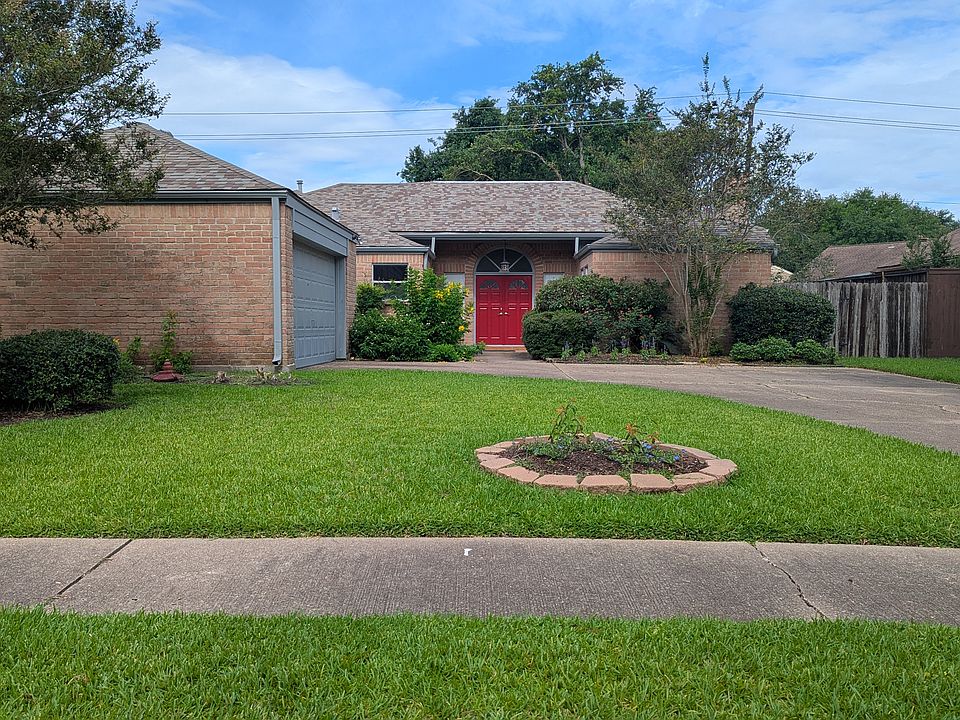Shadowbriar is an established, peaceful, and family-friendly residential neighborhood located in the West Houston area. Part of the broader Briar Forest neighborhood, it offers a distinct suburban feel while close to Houston's major economic hubs.