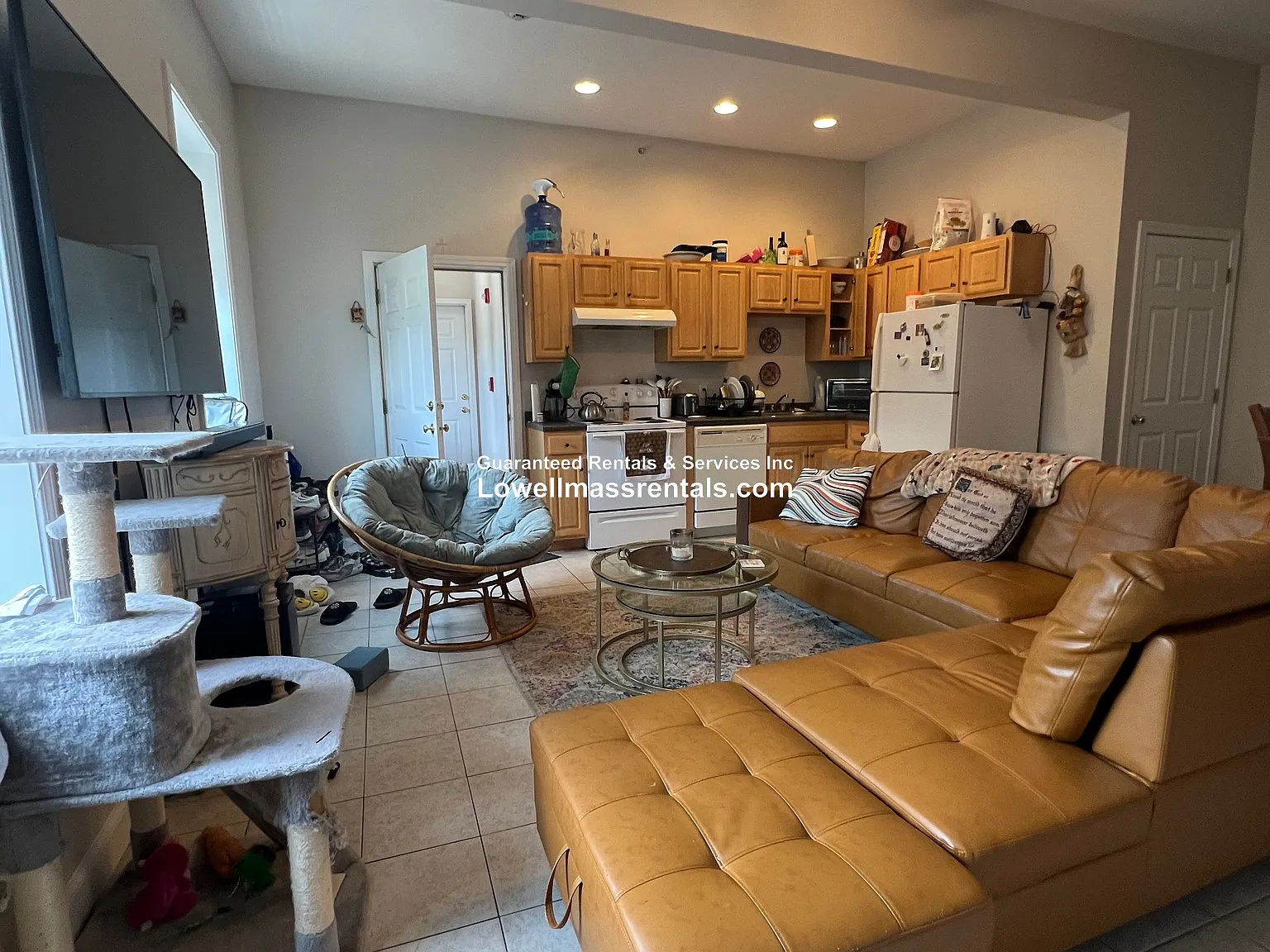 3 bed, 1.0 bath, 1300 sqft, $2,400 — Photo 2