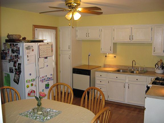 Lovely eat-in kitchen - appliances stay!