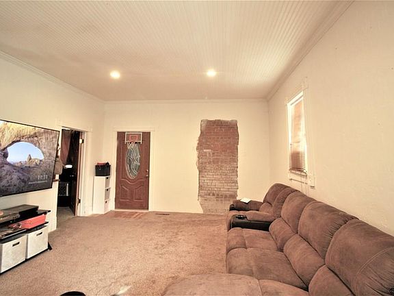 5th image of 723 W 1st St