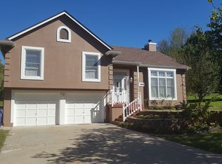 8845 Oak Country Ln, De Soto, KS 66018